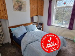4 Bedroom Spacious House Near Rochdale Centre Perfect for Families Business Stays Short or Long-Term
